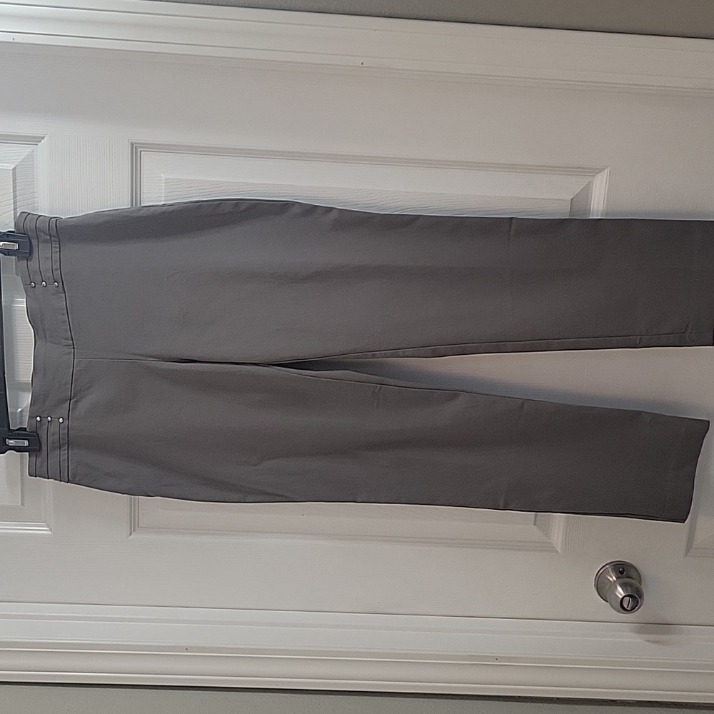 Women's Grey Pants JM Collection Petite M. Stretchy Fabric Great Condition.
